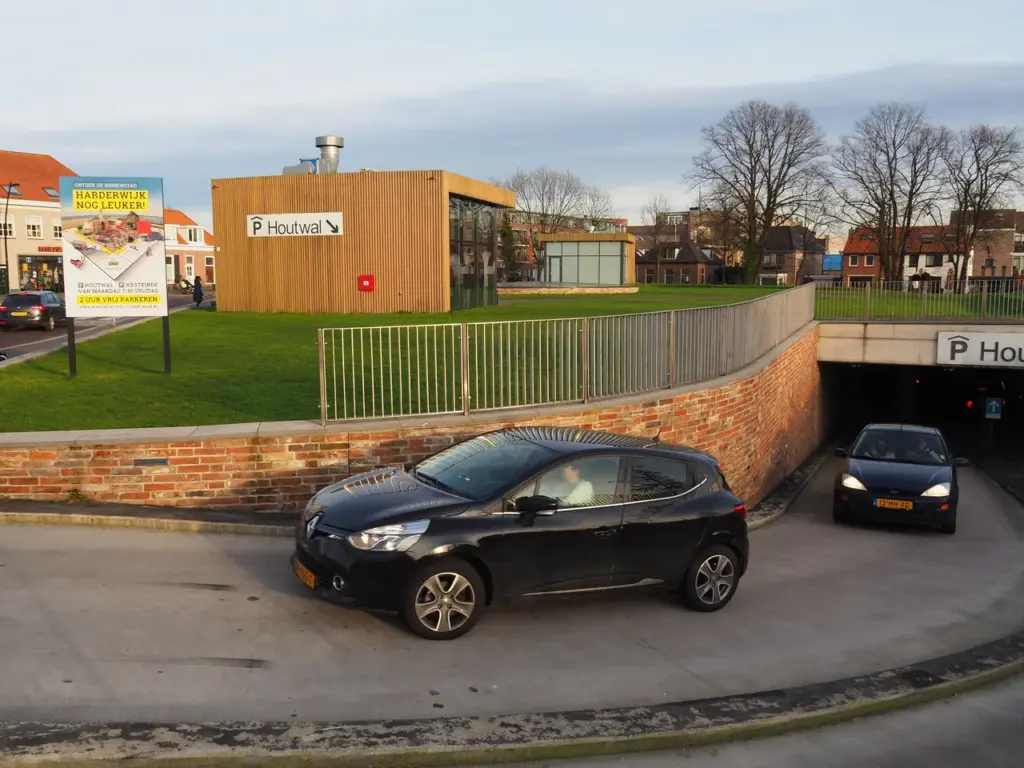 Auto's die uit parkeer garage rijden