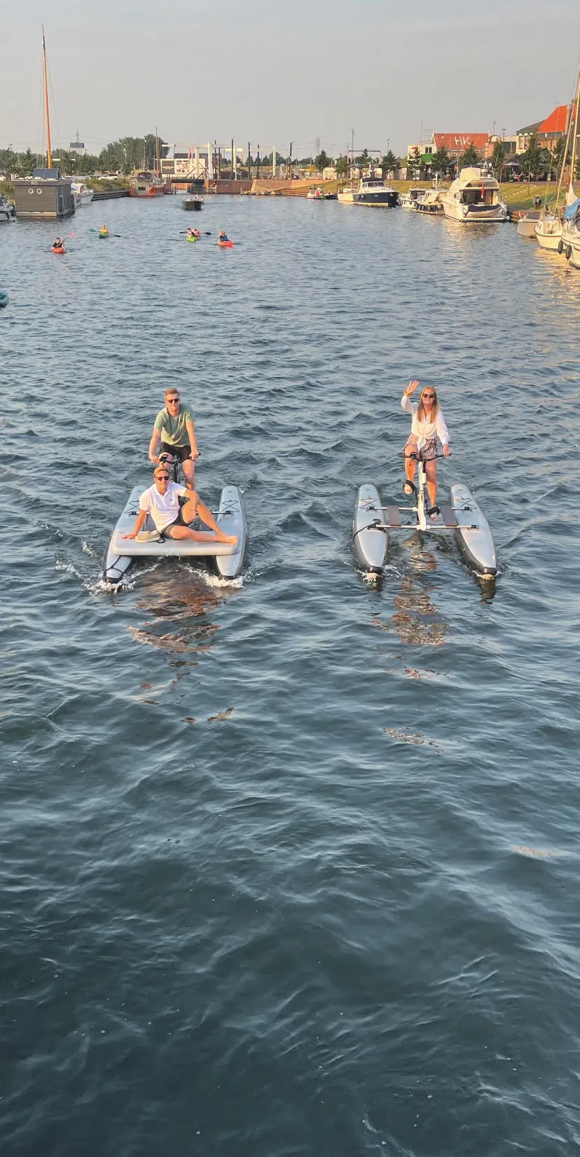 Een groep mensen op waterbikes