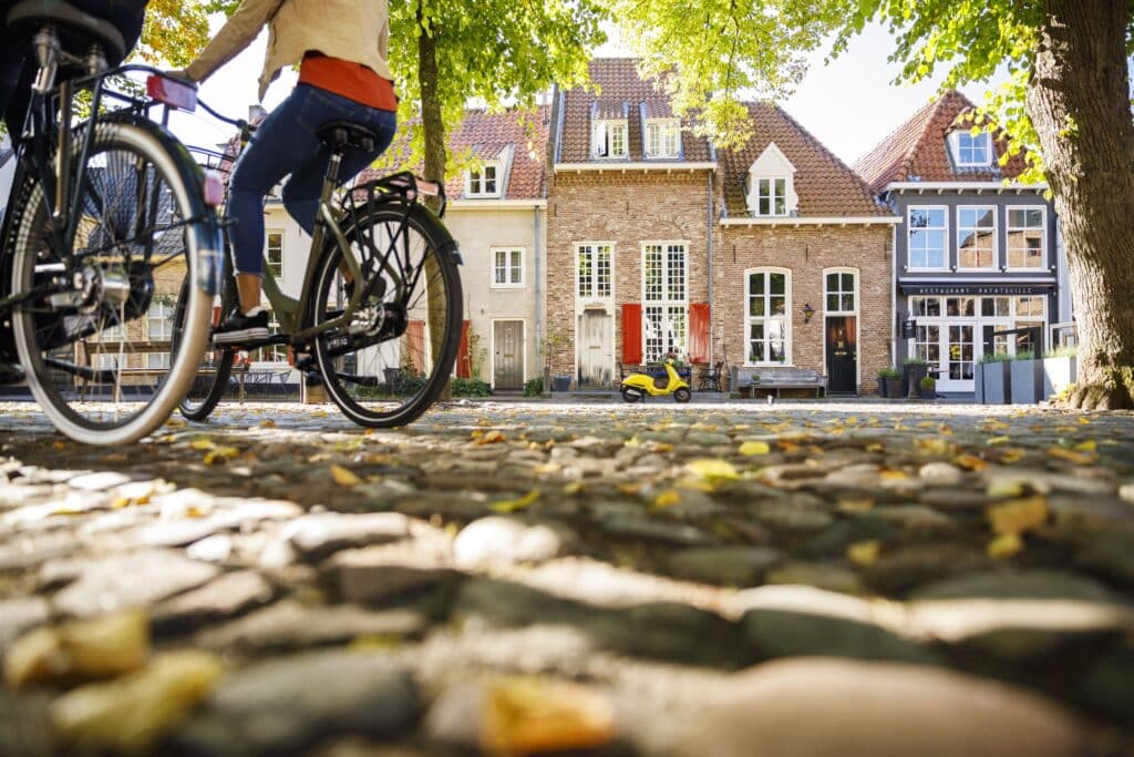 Harderwijk fietsers huis rode luiken MarketingOost fotograaf Gijs Versteeg naamsvermelding verplicht
